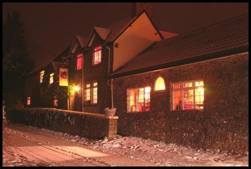 The Hunters Rest Inn Clutton Экстерьер фото